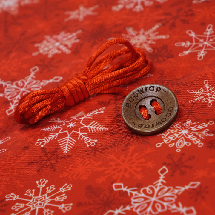 Emballage cadeau en tissu - Flocons de neige rouges